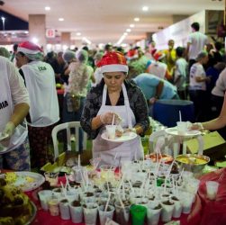 Brasileiros realizam trabalho voluntário