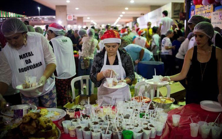 Brasileiros realizam trabalho voluntário