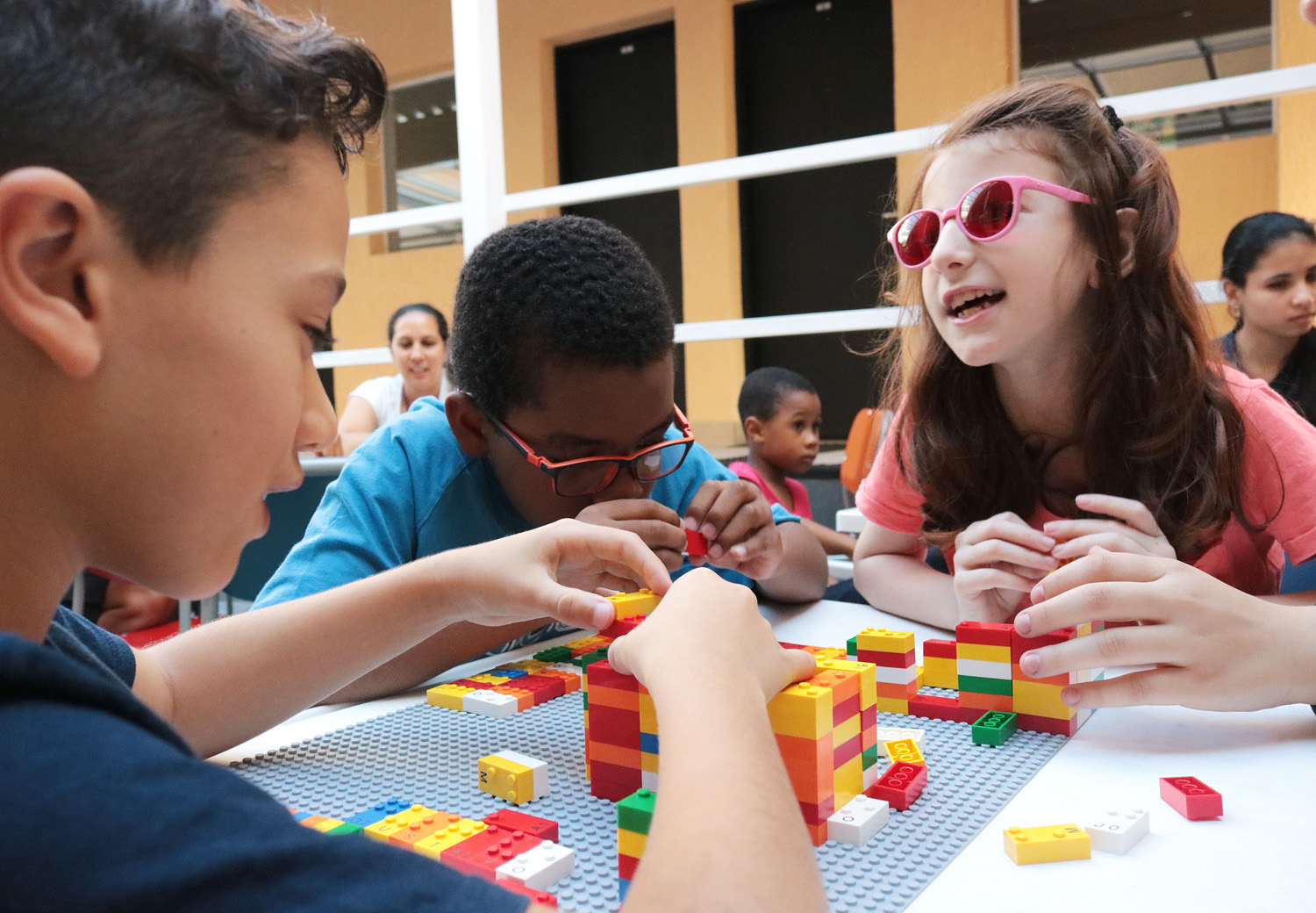 Lego em Braile ajuda a alfabetizar crianças cegas