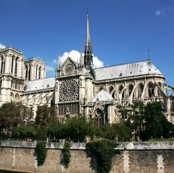 A Assembleia Nacional da França aprovou uma lei para a reconstrução da Catedral de Notre-Dame