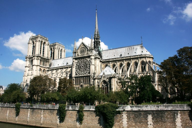 A Assembleia Nacional da França aprovou uma lei para a reconstrução da Catedral de Notre-Dame