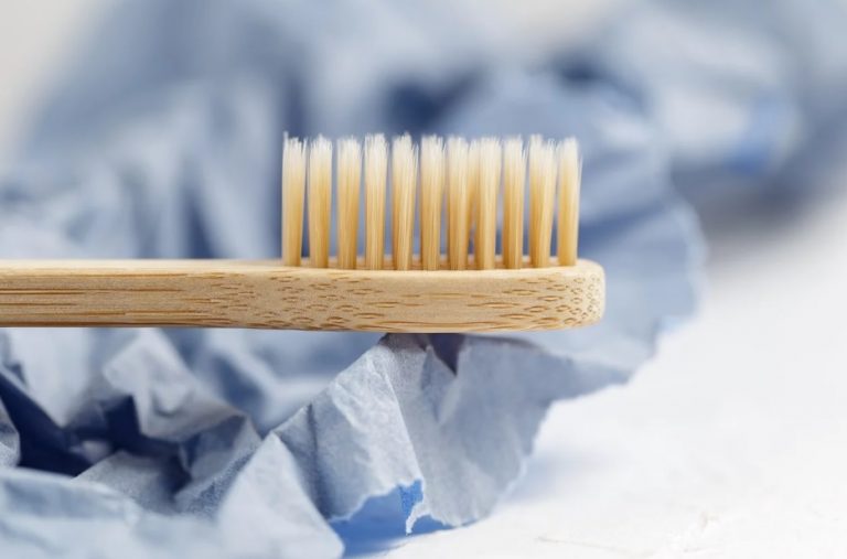Escova dental de bambu é lançada pela Colgate