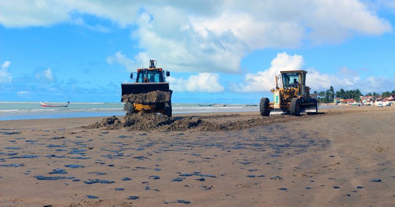 CIENTISTAS COBRAM AÇÕES MAIS AMPLAS PARA CONTER ÓLEO NAS PRAIAS DO NORDESTE