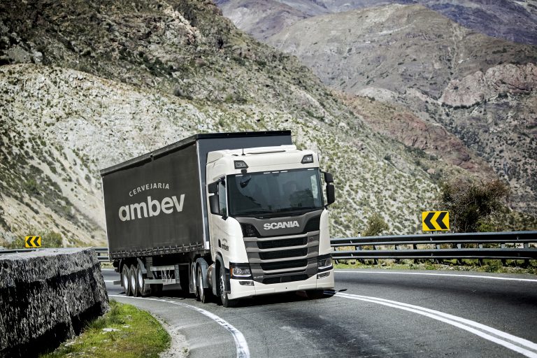 AMBEV E SCANIA ANUNCIAM PARCERIA EM DEMONSTRAÇÃO DOS PRIMEIROS CAMINHÕES 100% MOVIDOS A GÁS LIQUEFEITO