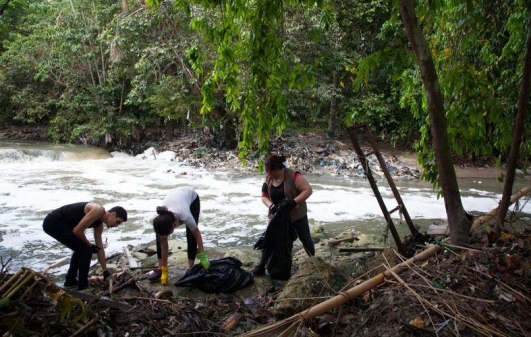 VENEZUELANOS E BRASILEIROS REMOVEM 1 TONELADA DE LIXO DA MAIOR BACIA HIDROGRÁFICA DO MUNDO