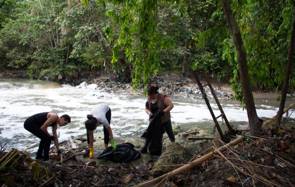 VENEZUELANOS E BRASILEIROS REMOVEM 1 TONELADA DE LIXO DA MAIOR BACIA HIDROGRÁFICA DO MUNDO