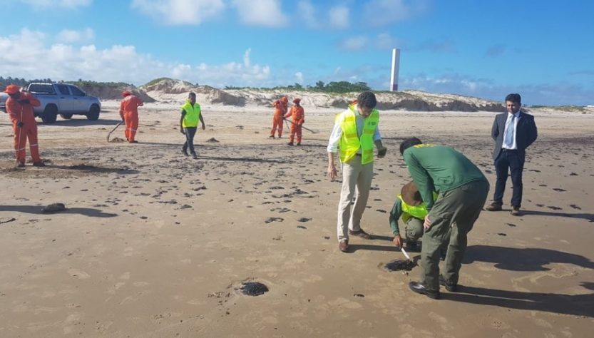 JUSTIÇA DETERMINA QUE UNIÃO CONTENHA AVANÇO DE ÓLEO EM SERGIPE