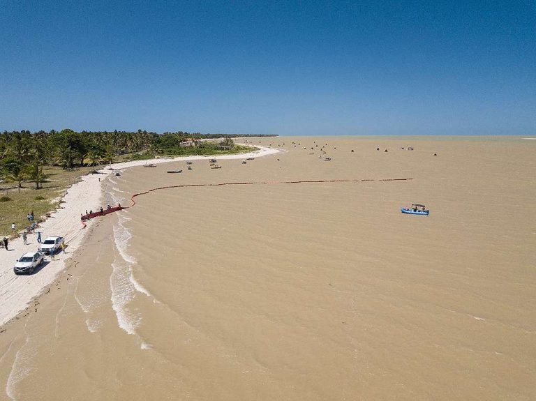 MORADORES DO SUL DA BAHIA DESENVOLVEM BARREIRAS DE PROTEÇÃO AO PETRÓLEO