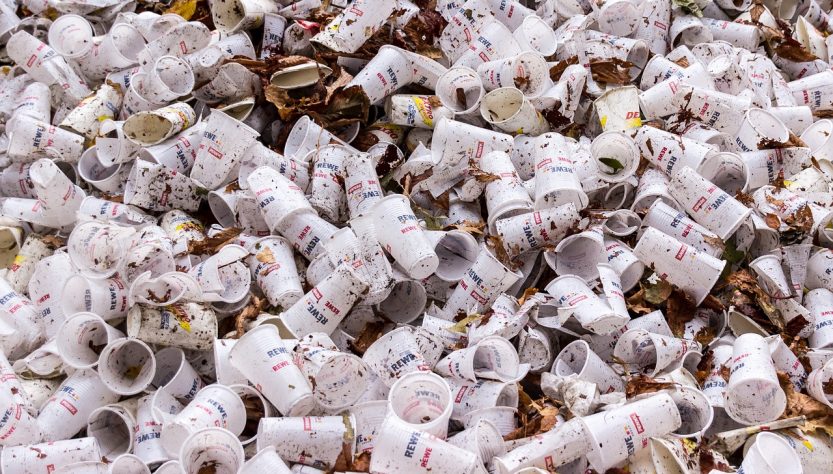 Em prol do meio ambiente, indústrias eliminam uso de copos plásticos