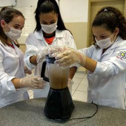 Alunas de escola pública desenvolvem canetão de lousa sustentável