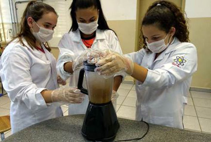 Alunas de escola pública desenvolvem canetão de lousa sustentável