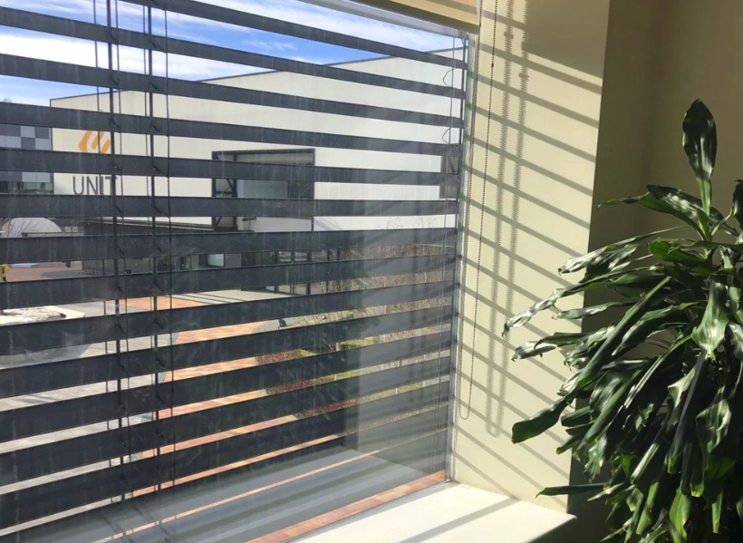 Persianas geram energia usando a luz do sol