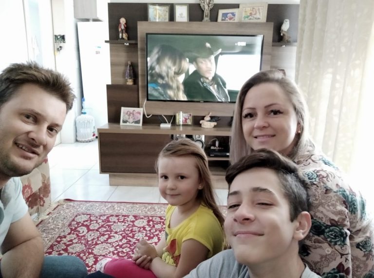 Brasileiros trocam conta de luz por financiamento de energia renovável para superar a crise