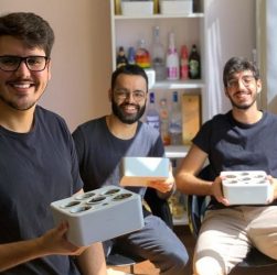 Rodrigo Farina, Juan Correa e Bruno Arouca, fundadores da Brota: a startup, que leva o mesmo nome do produto é vendida online em seu próprio site e possui 12 opções de cápsulas de cultivo