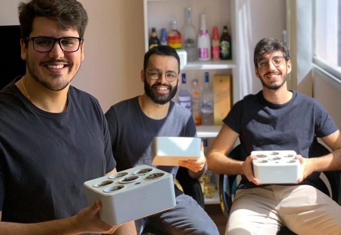 Rodrigo Farina, Juan Correa e Bruno Arouca, fundadores da Brota: a startup, que leva o mesmo nome do produto é vendida online em seu próprio site e possui 12 opções de cápsulas de cultivo