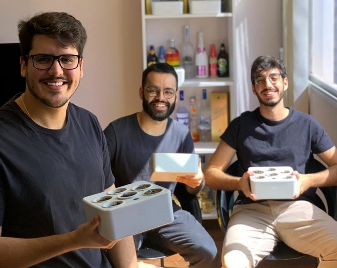 Rodrigo Farina, Juan Correa e Bruno Arouca, fundadores da Brota: a startup, que leva o mesmo nome do produto é vendida online em seu próprio site e possui 12 opções de cápsulas de cultivo