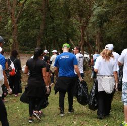 Ação da ONG Greenfinity Foundation no Dia Mundial da Limpeza em 2019, no Parque CEMUCAM, em Cotia-SP