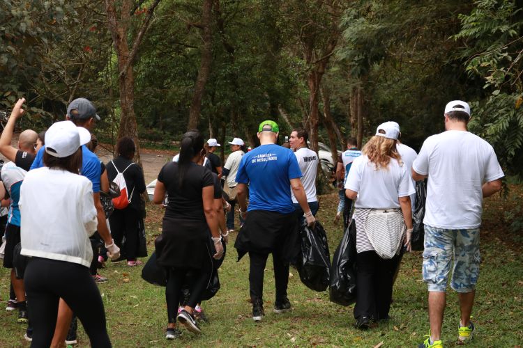 Ação da ONG Greenfinity Foundation no Dia Mundial da Limpeza em 2019, no Parque CEMUCAM, em Cotia-SP