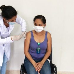 Profissionais do Hospital Regional de São Luís de Montes Belos foram vacinados contra a Covid-19