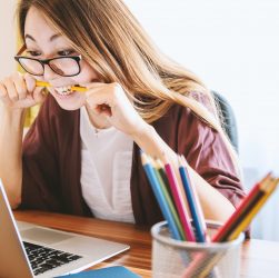 Para evitar aglomeração de pessoas como uma forma de combate à Covid-19, desde o dia 23 de março as aulas presenciais em escolas, universidades e cursinhos estão suspensas, fazendo com que o ambiente de estudos dos estudantes agora sejam suas casas.