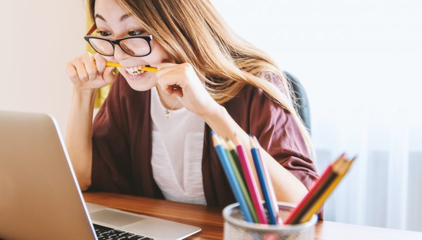 Para evitar aglomeração de pessoas como uma forma de combate à Covid-19, desde o dia 23 de março as aulas presenciais em escolas, universidades e cursinhos estão suspensas, fazendo com que o ambiente de estudos dos estudantes agora sejam suas casas.