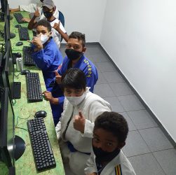 A criação de um espaço com computadores e outros equipamentos eletrônicos garante acesso de crianças ao mundo digital no Instituto Roldão, imprescindível neste momento de pandemia.