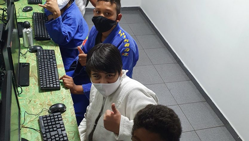 A criação de um espaço com computadores e outros equipamentos eletrônicos garante acesso de crianças ao mundo digital no Instituto Roldão, imprescindível neste momento de pandemia.