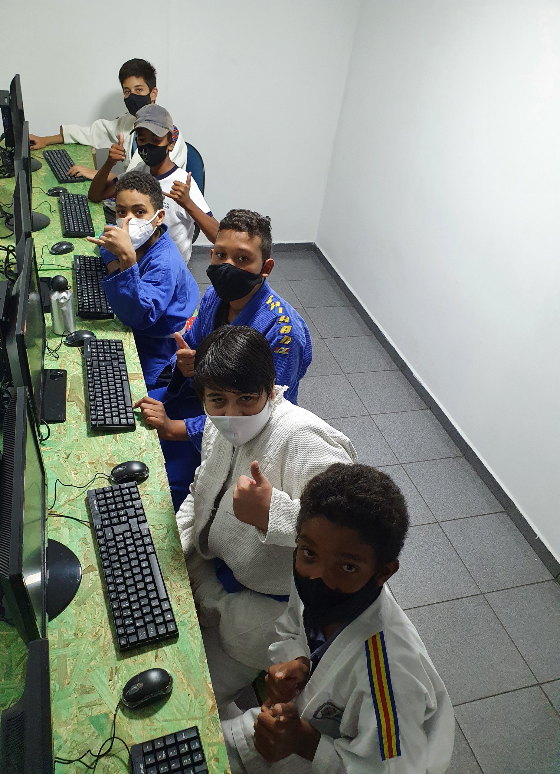 A criação de um espaço com computadores e outros equipamentos eletrônicos garante acesso de crianças ao mundo digital no Instituto Roldão, imprescindível neste momento de pandemia.