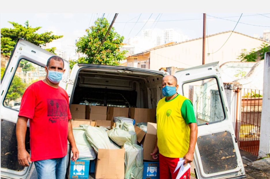 Por meio de um aplicativo de mensagens, Thais conseguiu tecer uma rede virtual de voluntários que se organizam arrecadando, montando e entregando kits de doações a 120 famílias atendidas pelo grupo na capital paulista e nas cidades de Itapevi e Osasco.  