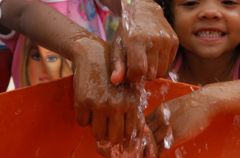 A busca por uma solução eficaz e de baixo custo para abastecimento de água potável em regiões periféricas culminou na obtenção da primeira patente verde da UFRGS.