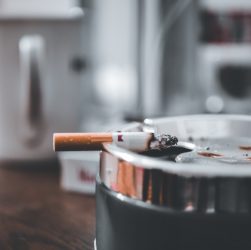 Os dados também indicam que os consumidores estão mais abastecidos de cigarros, já que o volume por viagem ao ponto de venda cresceu 4,7% entre 2019 e 2020 – o que foi impulsionado pelos canais de abastecimento.