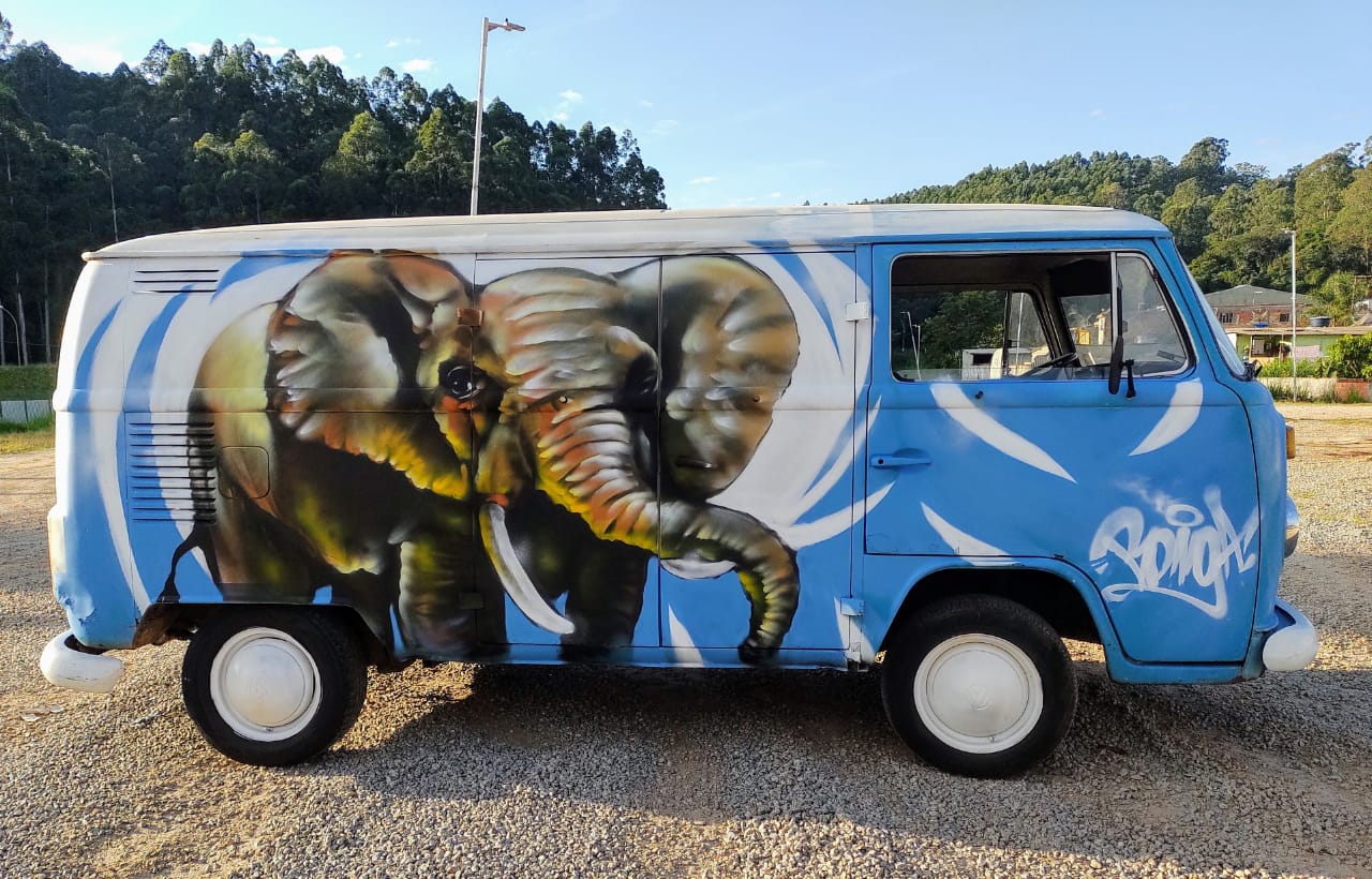 Desde o começo deste ano de 2021, o artista urbano Bonga Mac vem transformando a rotina de muita gente por meio de seu trabalho artístico: o projeto Kombozas.