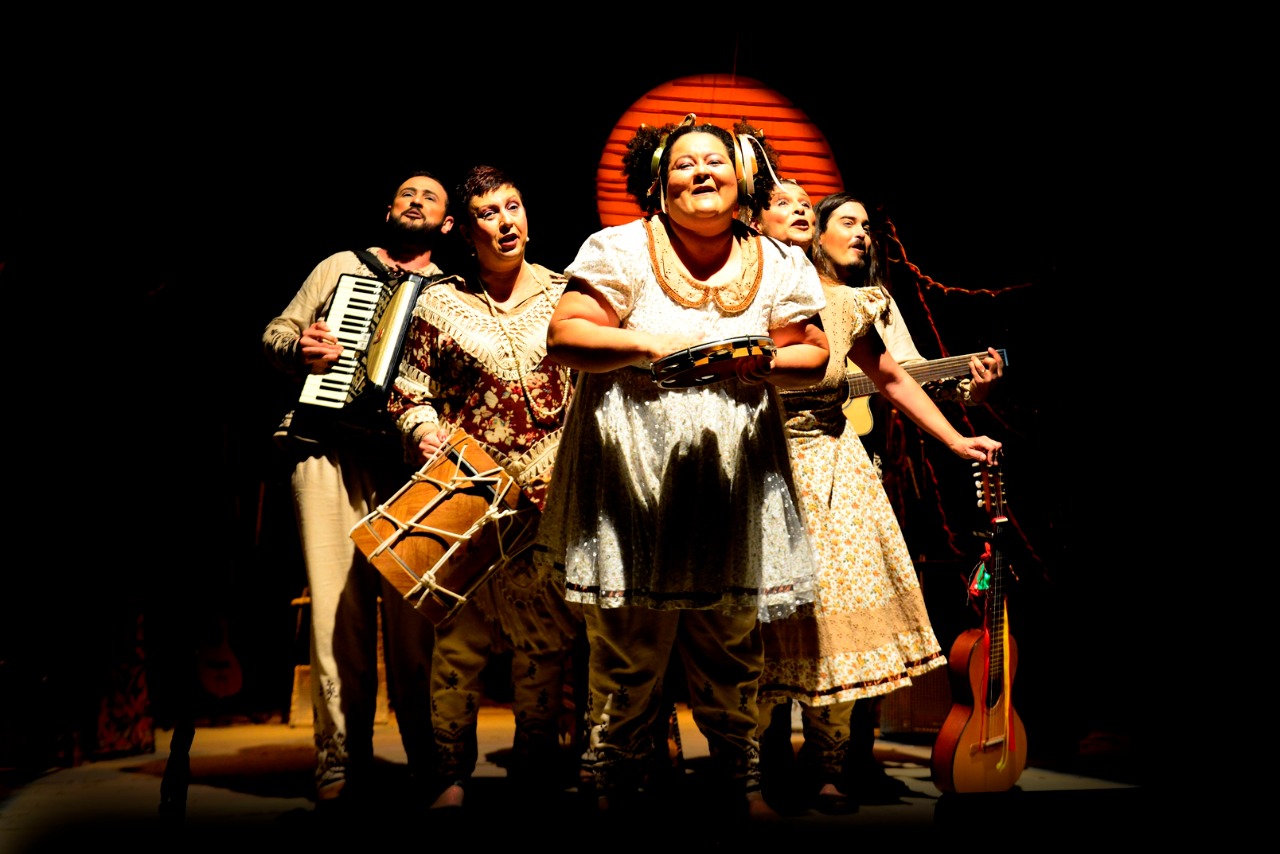 Inspirado na vida e na obra de Inezita Barroso (1925-2015), uma das mais importantes figuras da cultura caipira brasileira, o espetáculo “Oi Lá, Inezita”, da Cia. Cênica, de São José do Rio Preto (SP), faz temporada online e gratuita entre 2 de junho e 17 de julho pelo YouTube.