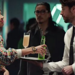 Os consumidores consideram o "Cheers to all", da Heineken, como o primeiro dos anúncios mais criativos do mundo em 2020.