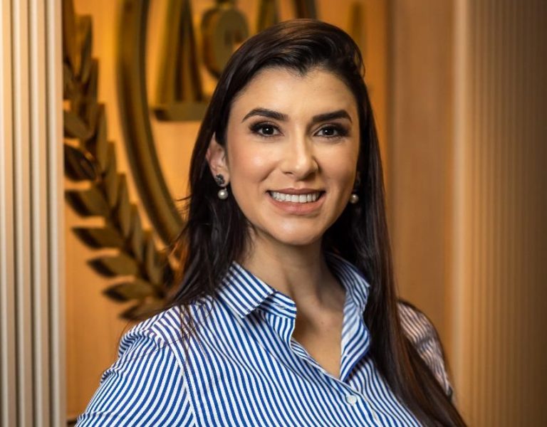 Beatriz Machnick é contadora, especialista em Controladoria e Finanças, mestre em Governança e Sustentabilidade. É pioneira da metodologia de Formação de Preços na Advocacia e palestrante na Ordem dos Advogados do Brasil (OAB). É sócia-fundadora da BM Consultoria em Precificação e Finanças.