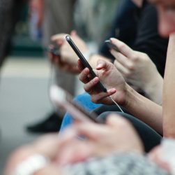 Mas não é preciso sentir culpa ao usar o celular durante a pandemia, é possível encontrar atividades interessantes e agradáveis online e que podem ajudar com metas a curto, médio e longo prazo