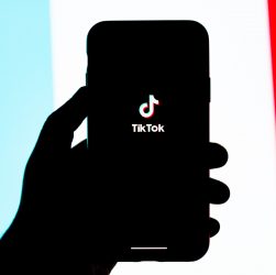 “No caso do Tik Tok, por exemplo, o curto período dos vídeos e a possibilidade de usuários assistir a eles ou descartá-los, a partir de notificações que recebem em seus celulares, configuram informações valiosas, para a empresa responsável, sobre os gostos do público.