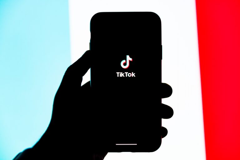 “No caso do Tik Tok, por exemplo, o curto período dos vídeos e a possibilidade de usuários assistir a eles ou descartá-los, a partir de notificações que recebem em seus celulares, configuram informações valiosas, para a empresa responsável, sobre os gostos do público.