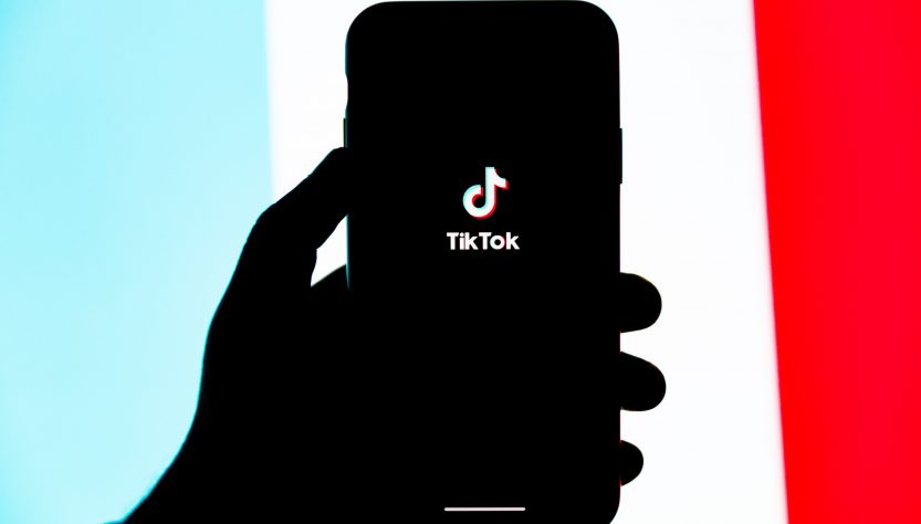 “No caso do Tik Tok, por exemplo, o curto período dos vídeos e a possibilidade de usuários assistir a eles ou descartá-los, a partir de notificações que recebem em seus celulares, configuram informações valiosas, para a empresa responsável, sobre os gostos do público.