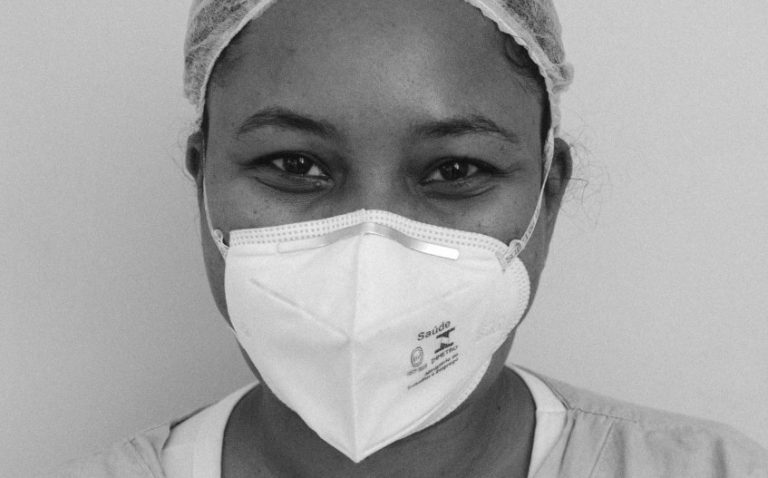 Série fotográfica ‘Eu lutei contra a Covid’ foi idealizada por Giovanna Beatriz Ferraz, que também é estudante de fotografia