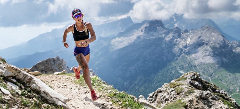 A ultramaratonista brasileira Fernanda Maciel participa da campanha #TheHumanRace/Foto: Jordi Saragossa
