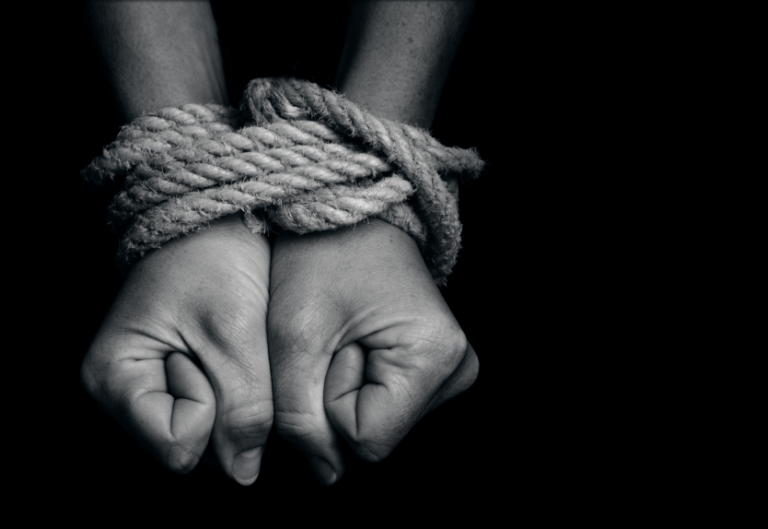 As denúncias contra casos de tráfico de pessoas, contrabando de migrantes e tráfico de mulheres podem ser feitas às autoridades brasileiras por meio do disque 100 ou no número 180.