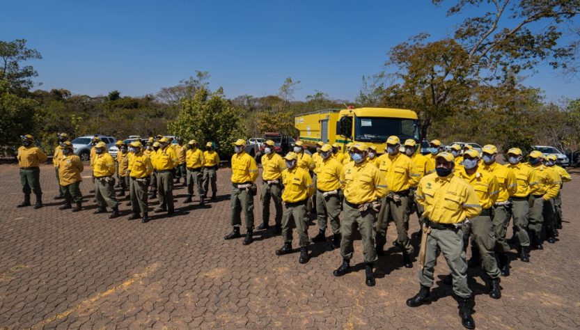 Os caminhões têm capacidade de 7 mil litros e são equipados com tração 4x4, mangotes laterais e bomba extra para operar mata adentro, com possibilidade de extensão da mangueira, além de esguicho-canhão para ataque rápido desde a beira da estrada, permitindo uma distância segura do fogo e a integridade física dos brigadistas.