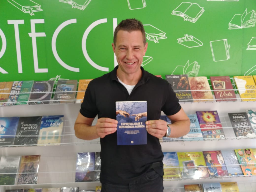 Autor D. Pedro com o livro - Instituto Vida