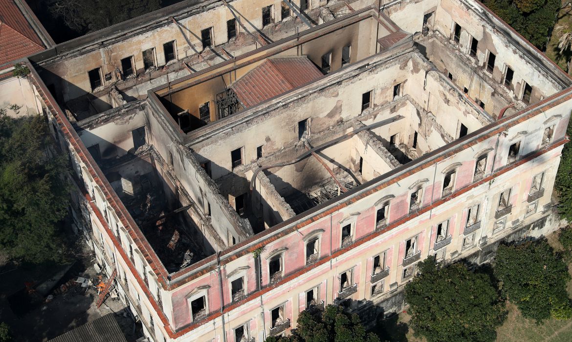 A ideia é recompor os quatro circuitos expositivos do Museu Nacional: Histórico (1.000 peças), Universo e Vida (4.500 peças), Diversidade Cultural (2.500 peças) e Ambientes Brasileiros (2.000 peças).