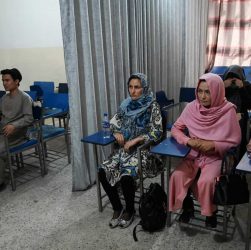 Talibã quer salas separadas entre alunos e alunas. As mulheres terão que sair da sala cinco minutos antes dos estudantes homens e aguardar, em salas de espera, até que eles deixem o local.