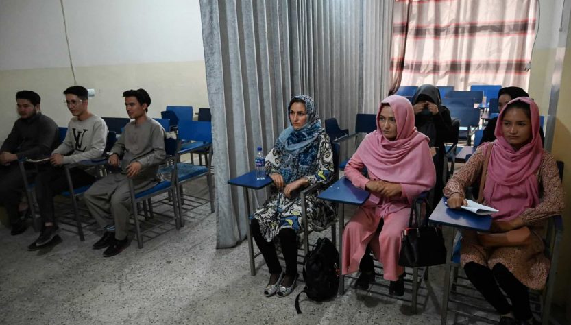 Talibã quer salas separadas entre alunos e alunas. As mulheres terão que sair da sala cinco minutos antes dos estudantes homens e aguardar, em salas de espera, até que eles deixem o local.