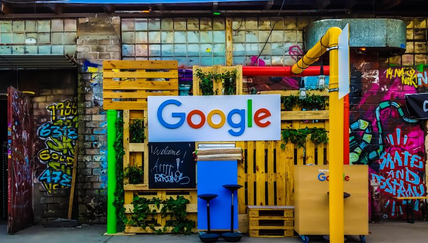 O Programa Minha Chance, parceria entre o Google e a Secretaria de Desenvolvimento Econômico, Ciência e Tecnologia do Estado de São Paulo oferece capacitação para jovens na área de tecnologia.