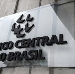 A previsão do mercado financeiro para o Índice Nacional de Preços ao Consumidor Amplo (IPCA), considerada a inflação oficial do país, subiu de 9,77% para 10,12% neste ano.