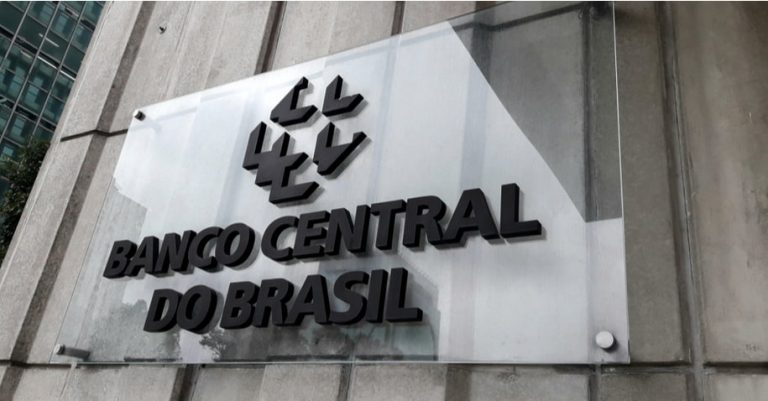 A previsão do mercado financeiro para o Índice Nacional de Preços ao Consumidor Amplo (IPCA), considerada a inflação oficial do país, subiu de 9,77% para 10,12% neste ano.